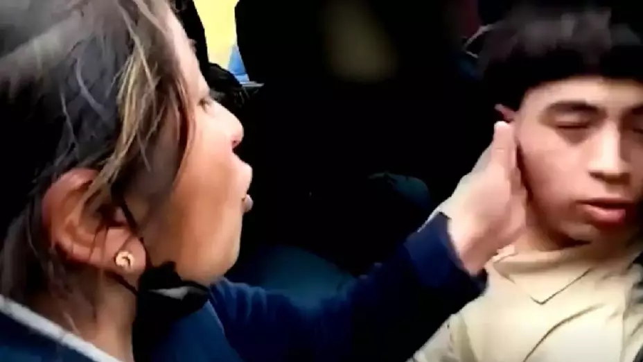 Madre cachetea a su hijo delincuente.jpg