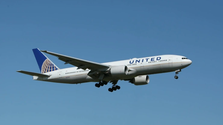 Avión de United Airlines volando