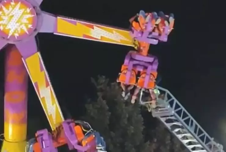 Falla en juego mecánico deja a 22 personas atrapadas en las alturas en la feria de Coacalco