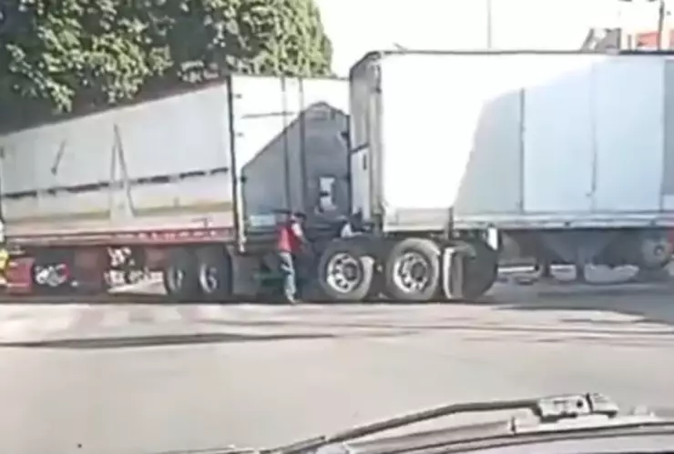 tráiler termina atravesado bulevar 5 de mayo puebla hoy