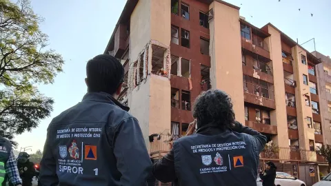 Departamento de un edificio explota por acumulación de gas en Paseos de Taxqueña, CDMX