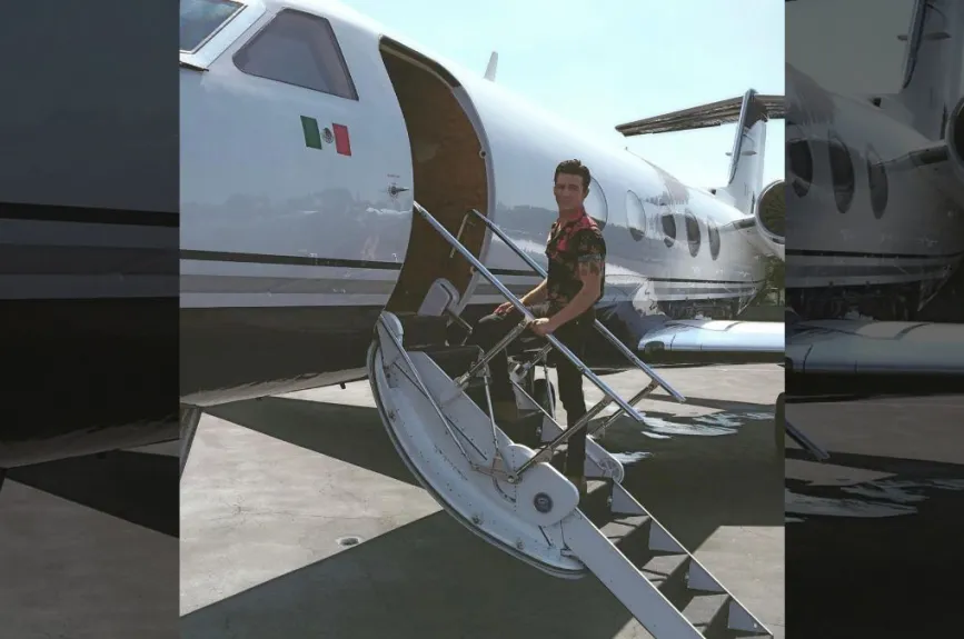 Drake Bell avión.jpg