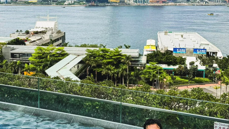 Checo Pérez hace un parada rápida en Hong Kong previo al GP de China 2024 y se encuentra con fans.jpeg