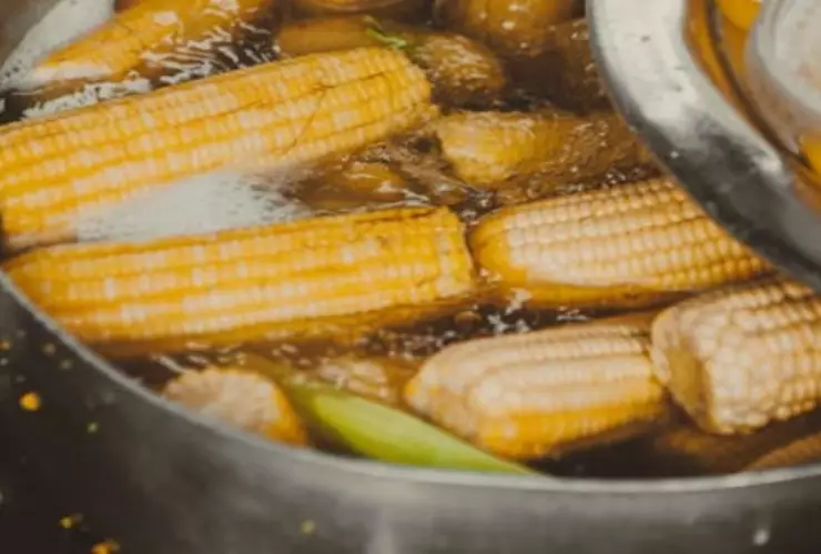 Niño en estado crítico tras accidente vehicular: olla hirviendo de elotes le cayó en todo el cuerpo