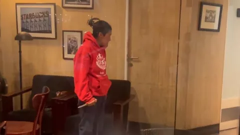 Video: Mujer amenaza con cuchillo a trabajadores de Starbucks en la Condesa, CDMX