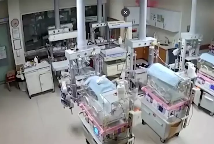 Enfermeras salvan a bebes de morir tras sismo en Turquia.