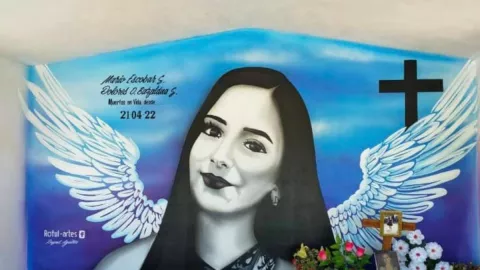 Tumba de Debanhi Escobar en el cementerio de Galeana con mural del artista tijuanense Rafael Aguirre.
