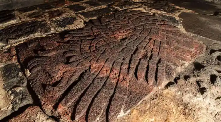 bajo relieve águila inah.jpg