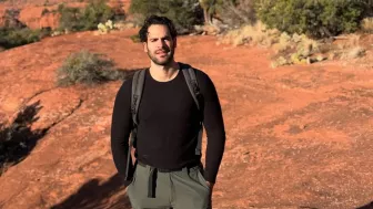 Cayetano, actualmente vive en la Ciudad de México donde realizó sus estudios de actuación