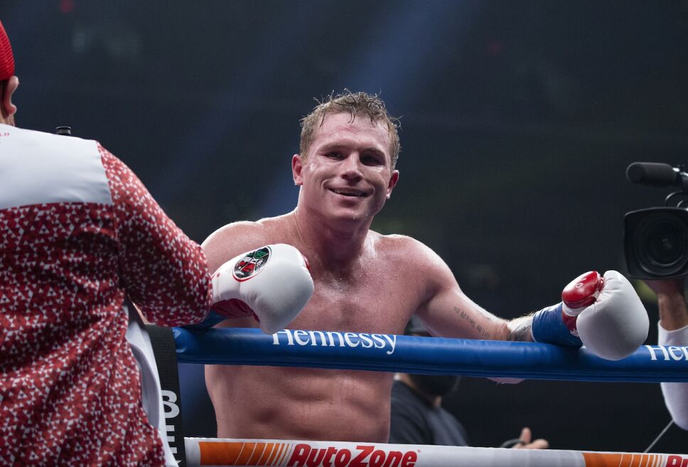 Canelo Álvarez boxea en el peso supermediano del CMB