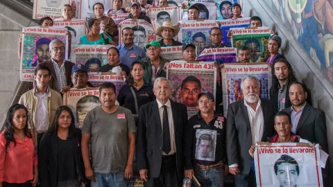 AMLO se reúne con los padres de los 43 estudiantes desaparecidos de la Normal de Ayotzinapa