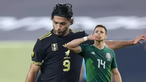 Ra&uacute;l Jim&eacute;nez al acecho del “Chicharito” Hern&aacute;ndez.jpg