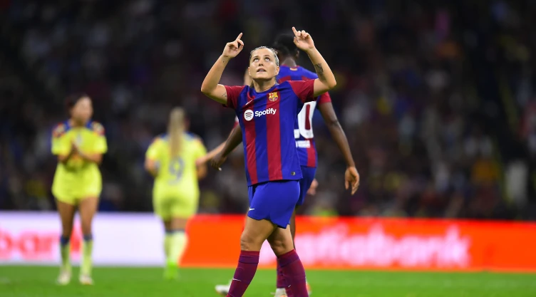 Claudia Pina festeja gol contra el América en el Estadio Azteca