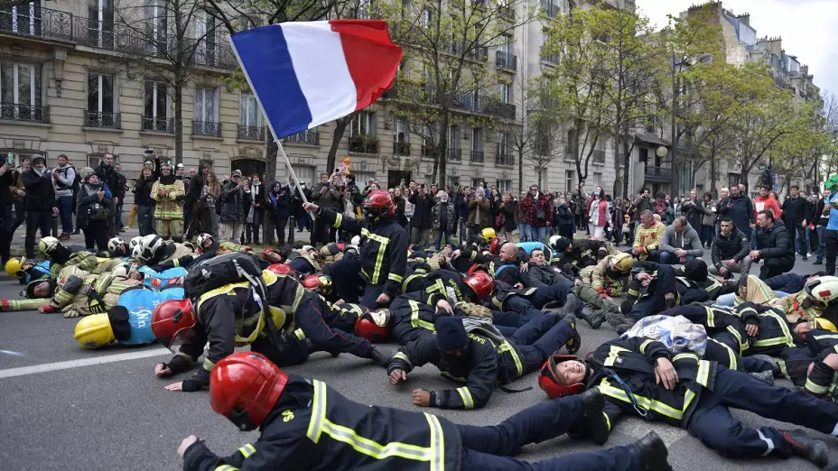 Nueva jornada de protestas y enfrentamientos en Francia; no aceptan la ley de pensiones.
