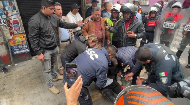 VIDEO: Encapuchados desalojan Sindicato Petrolero de la CDMX con tubos y piedras