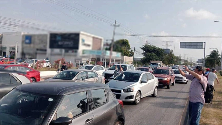 Cierre vial en la carretera 307 Cancún - Playa del Carmen