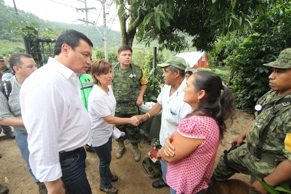 Miguel Ángel Osorio Chong y Rosario Robles durante recorridos en Guerrero