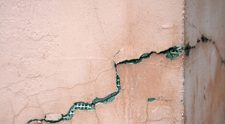 Una grieta en un muro.