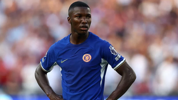 Mois&eacute;s Caicedo con la camiseta del Chelsea