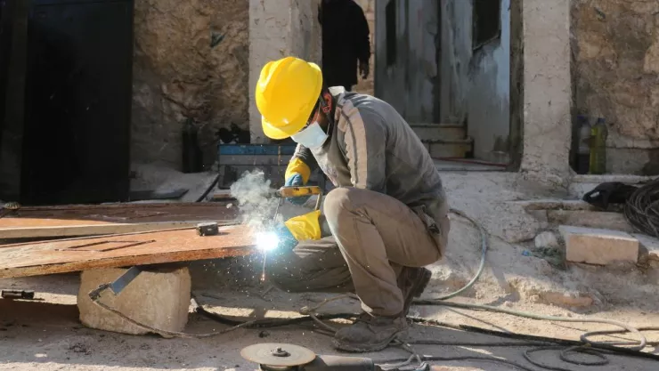 Hombre trabajando en construcción