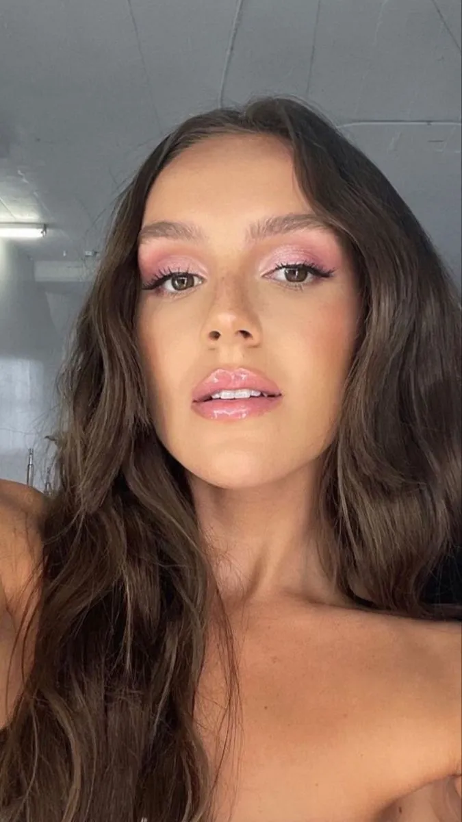 Los colores pastel en rosa o durazno favorecen a los ojos cafés