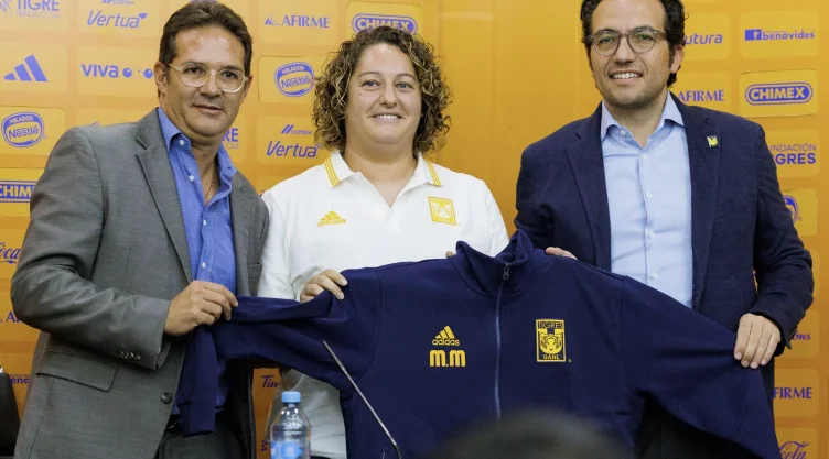 Milagros Martínez presentada con Tigres Femenil.jpg