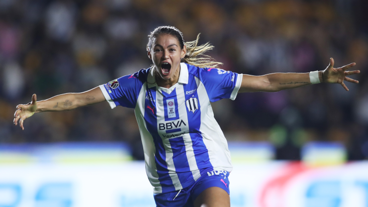 Christina Burkenroad festeja gol con Rayadas en el Clásico Regio