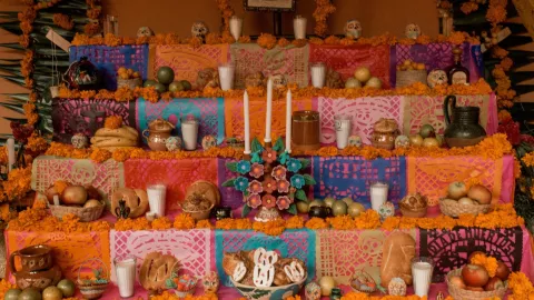 ¿Sabes qué representa cada nivel del altar de muertos? El significado te sorprenderá