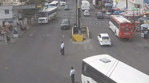 Autobús atropella a policía de tránsito en Toluca