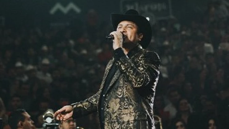 Julión Álvarez se sube al escenario pasado de tragos