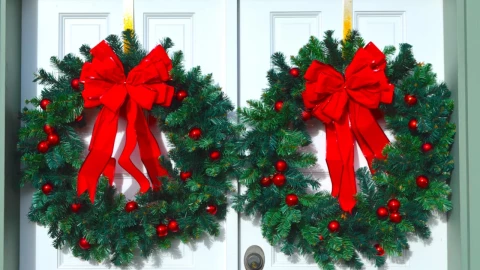 ¿Qué significa que coloques una corona navideña en tu puerta?