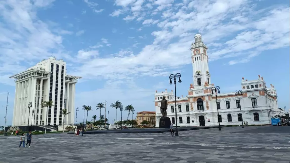 Joven amenaza con lanzarse desde torre en zona del Malecón de Veracruz; esto se sabe