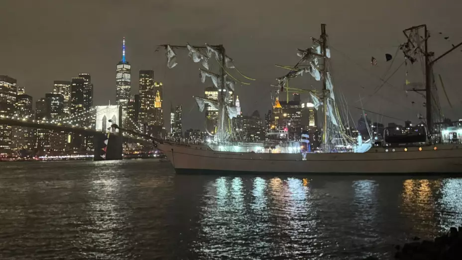 Barco se estrella en Brooklyn, Estados Unidos, en accidente aparatoso