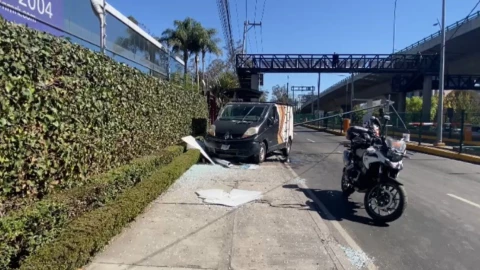 Automovilista tira un poste en Periférico Sur, CDMX, y colapa el tráfico