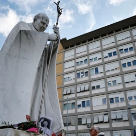 Escultura de San Juan Pablo II afuera del hospital Gemelli de Roma.