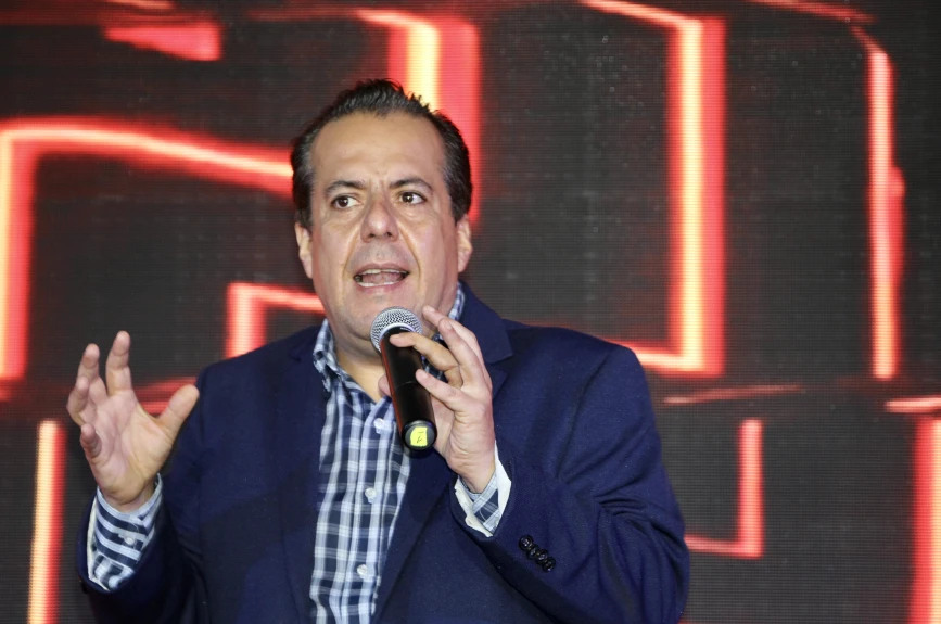 Juan Carlos Benasco y la ponencia La vida es una elección.jpg