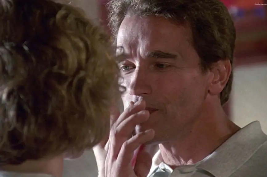 Arnold-Schwarzenegger-detective-en-el-kinder
