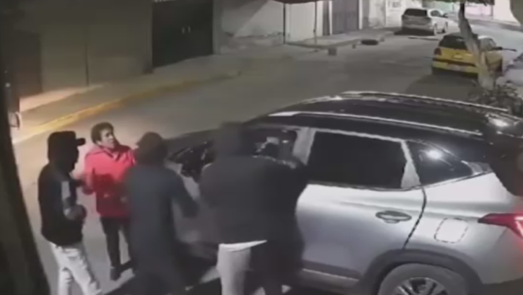 Tres sujetos robando una camioneta a una pareja de adultos mayores