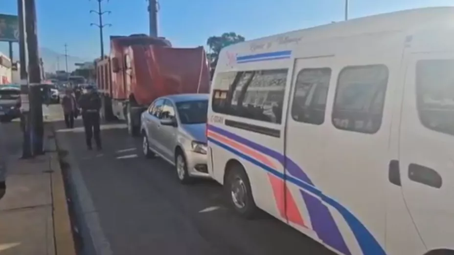 Caos por carambola sobre la Calzada Zaragoza en Puebla hoy: Tráfico intenso