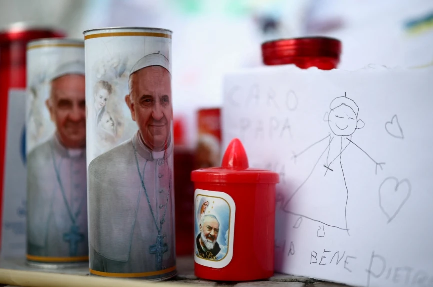 Así se reúnen a orar por la salud del papa Francisco.