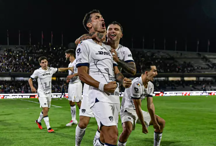 Juan Ignacio Dinenno celebra un gol con Pumas