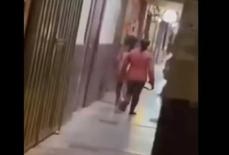 Madre saca a cinturonazos a su hija del antro