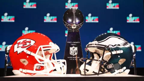 casco de los Kansas City Chiefs y los Philadelphia Eagles; en medio de ellos el trofeo de la NFL