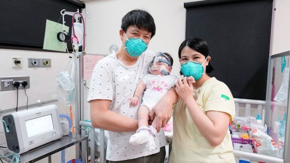 La bebé más pequeña del mundo es dada de alta en Singapur después de 13 meses de tratamiento.