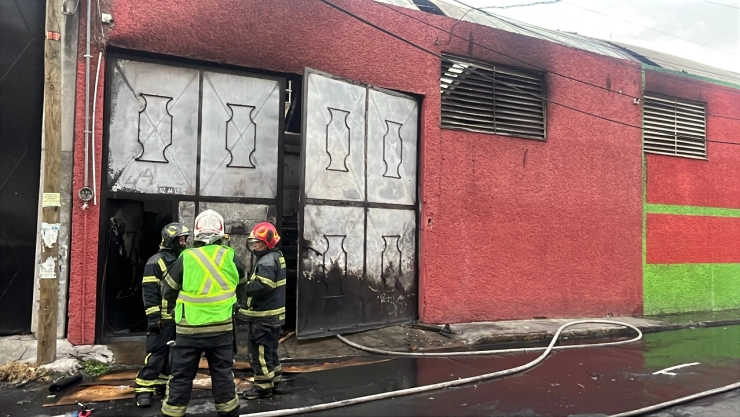 Una bodega que almacenaba material para la fabricación de muebles se incendió en Iztapalapa.