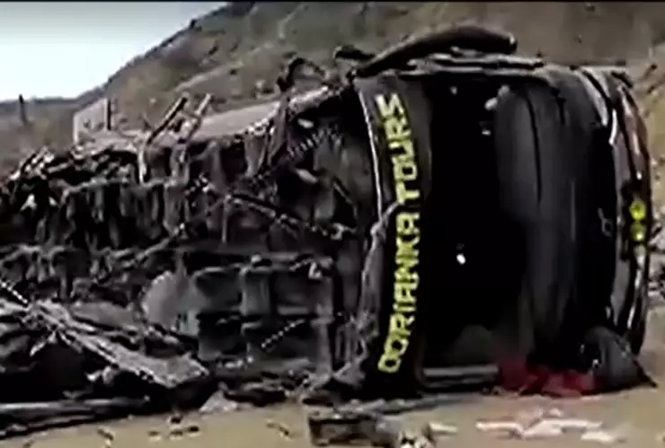 Autobús cae en acantilado en Perú