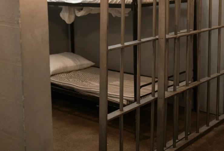 Madre estrangula a su hija por una deuda millonaria: recibe condena