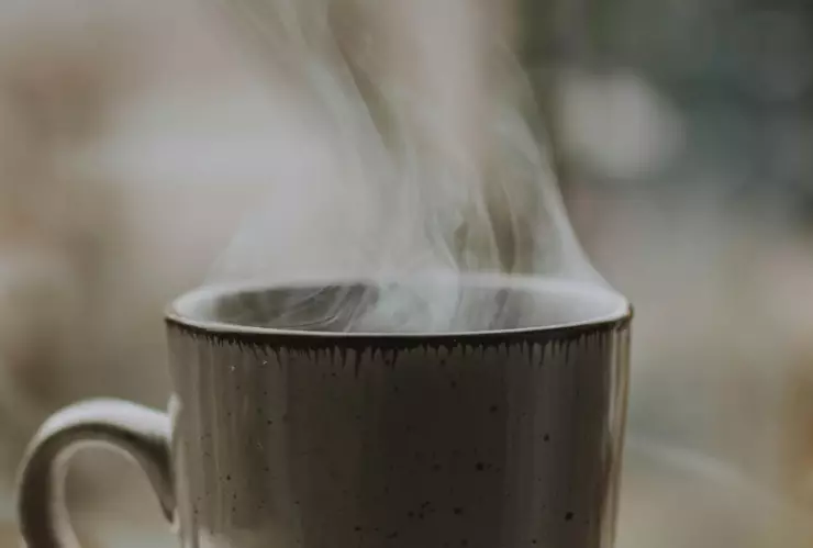 Cliente arroja café caliente a gerente tras negarle un reembolso