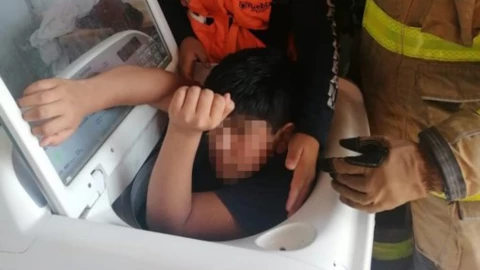 niño-atorado-lavadora.jpg