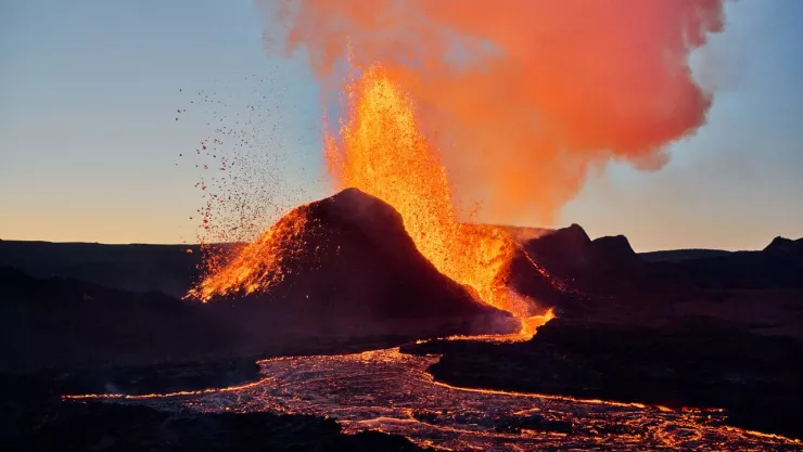 Volcán Grindavik entra en erupción
